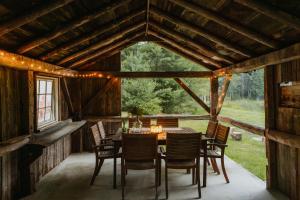 Fotografie z fotogalerie ubytování Waterfront 1900s Hot Tub Eldred Homestead v destinaci Eldred