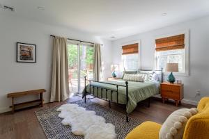 un dormitorio con una cama y un sofá en Hare & Hollow with Hot Tub & Fenced Yard, en Long Eddy