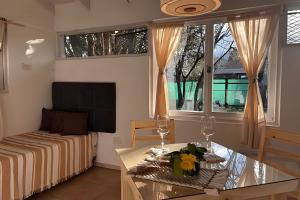 a living room with a couch and a table with wine glasses at La Perla - Centro de El Bolsón. in El Bolsón