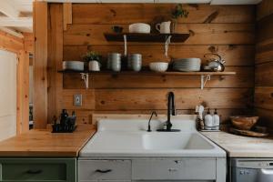 1930's Vintage Cabin Hot Tub Kohler Cabin في Jeffersonville: مطبخ مع حوض وجدران خشبية +34 صورة