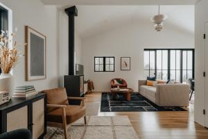 ein Wohnzimmer mit Sofa und Tisch in der Unterkunft Onyx Ridge Breathtaking Views 14 Acres in Jeffersonville