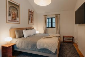 ein Schlafzimmer mit einem Bett und einem Fernseher darin in der Unterkunft Onyx Ridge Breathtaking Views 14 Acres in Jeffersonville