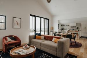 ein Wohnzimmer mit Sofa und Tisch in der Unterkunft Onyx Ridge Breathtaking Views 14 Acres in Jeffersonville