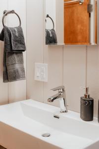 Ένα μπάνιο στο Creekfront Cabin Sauna & Hot Tub Hikers Hollow +40 φωτογραφίες