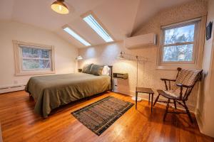 Ένα ή περισσότερα κρεβάτια σε δωμάτιο στο Creekfront Cabin Sauna & Hot Tub Hikers Hollow