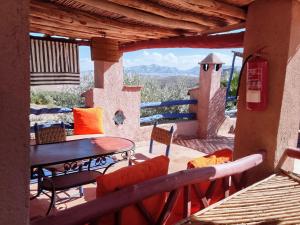 Un patio con una mesa y sillas en un balcón. en dar boumida, en Lalla Takerkoust
