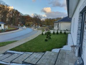 a yard with christmas trees on the side of a house at Zimmervermietung Voth in Wismar