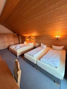 Una cama o camas en una habitación de Hotel Gruberhof Innsbruck Igls B&B