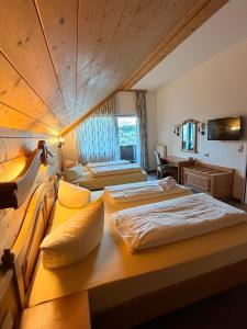 Una cama o camas en una habitación de Hotel Gruberhof Innsbruck Igls B&B