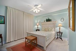 Postel nebo postele na pokoji v ubytování Emerald Beach 2325