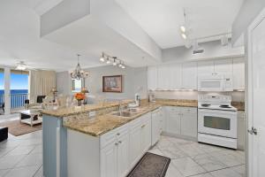 Kuchyň nebo kuchyňský kout v ubytování Emerald Beach 2325