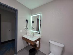 Ένα μπάνιο στο Days Inn & Suites by Wyndham Brandon Amphitheater