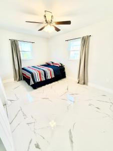 圣徒皮特海滩Remodeled Live the ultimate beach lifestyle!的一间卧室，里面有一张床和一个吊扇