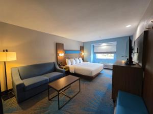 Ένα ή περισσότερα κρεβάτια σε δωμάτιο στο Days Inn & Suites by Wyndham Brandon Amphitheater