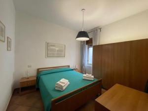 ein Schlafzimmer mit einem grünen Bett und einem Holzschrank in der Unterkunft Breaking Bed in Sarnelli