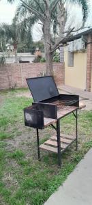 サント・トメにあるDepartamento Interno 1の木の横の芝生に置かれた卓球台