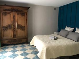 Postel nebo postele na pokoji v ubytování MANOIR le BOUT du PONT - GITE La PETITE MAISON + 8 fotografií