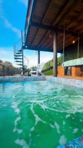 a large pool of water in a swimming pool at Chalé Recanto da Coruja 2 in Barracão
