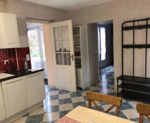 Kuchyň nebo kuchyňský kout v ubytování MANOIR le BOUT du PONT - GITE La PETITE MAISON