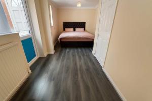 En eller flere senge i et værelse på Spacious 4 Bed Contractor House Free Parking