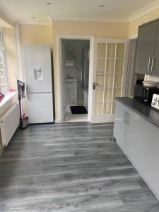 Køkken eller tekøkken på Spacious 4 Bed Contractor House Free Parking