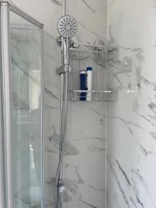 Et badeværelse på Spacious 4 Bed Contractor House Free Parking