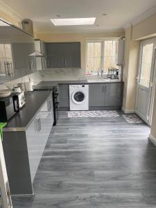 Køkken eller tekøkken på Spacious 4 Bed Contractor House Free Parking + 32 billeder