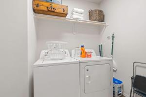 - une buanderie blanche avec lave-linge et sèche-linge dans l'établissement Western Explorer Two Homes Sleeps 20, à Caldwell