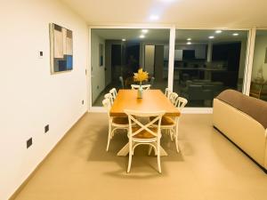 ein Esszimmer mit Tisch und Stühlen und einer Couch in der Unterkunft Moderno y lujoso Departamento en Playa Blanca in Playa Blanca