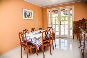 a dining room with a table and chairs and a window at Chácara no centro para até 15 pessoas com piscina aquecida e 5 quartos in Duas Barras