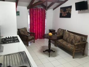 ein Wohnzimmer mit Sofa und Tisch in der Unterkunft Ambre des iles in Sainte-Anne + 3 Fotos