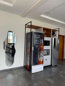 ein Kühlschrank mit zwei Flaschen Bier in einem Zimmer in der Unterkunft Saltos Luxury - Quincho & Piscina in Salto del Guairá