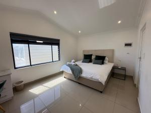 Postel nebo postele na pokoji v ubytování The Lighthouse - Beachfront