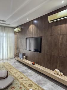 Μια τηλεόραση ή/και κέντρο ψυχαγωγίας στο Executive 2 Bedrooms Apartment for Shortlet