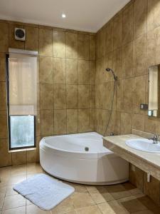 Ένα μπάνιο στο Executive 2 Bedrooms Apartment for Shortlet