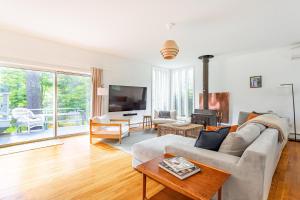 Μια τηλεόραση ή/και κέντρο ψυχαγωγίας στο Riverfront Retreat Hot Tub, Firepit & Pool Table