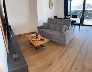 un salon avec un canapé et une table dans l'établissement Panorama Lake Residence, à Horní Soběšovice