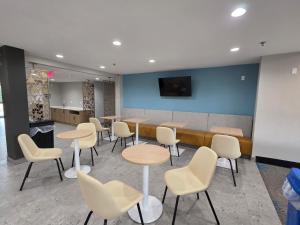 Μια τηλεόραση ή/και κέντρο ψυχαγωγίας στο Days Inn & Suites by Wyndham Brandon Amphitheater