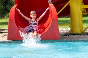 Πισίνα στο ή κοντά στο Jellystone Park Lake Charles