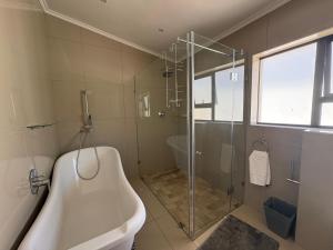 Koupelna v ubytování The Lighthouse - Beachfront + 20 fotografií