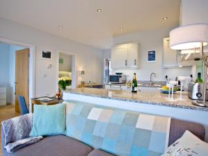 ein Wohnzimmer mit Couch und Küche in der Unterkunft Curlew 4 - The Cove in Brixham