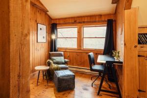 Χώρος καθιστικού στο Breathtaking River Views The Hawks Nest Cabin