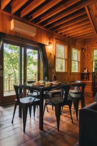 Φωτογραφία από το άλμπουμ του Breathtaking River Views The Hawks Nest Cabin σε Millrift