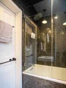 Ένα μπάνιο στο Breathtaking River Views The Hawks Nest Cabin +32 φωτογραφίες