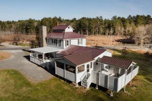 eine Draufsicht auf ein Haus mit einem Dach in der Unterkunft Swan Pond Cabin Hot Tub & Firepit Retreat in Swan Lake