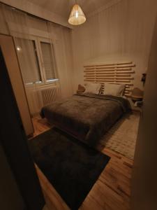 Un dormitorio con una cama grande y una mesa. en Anastasia's House, en Florina