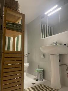 un baño con lavabo e inodoro en Anastasia's House, en Florina