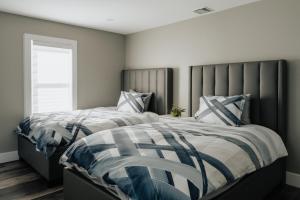 ein Schlafzimmer mit zwei Betten und einem Fenster in der Unterkunft Swan Pond Cabin Hot Tub & Firepit Retreat in Swan Lake