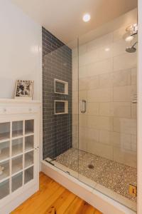 Koupelna v ubytování Charming Farmhouse Secluded Water Views Firepit + 42 fotografií