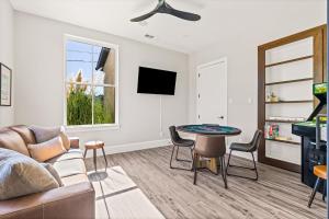 TV a/nebo společenská místnost v ubytování The Fairway on Maple